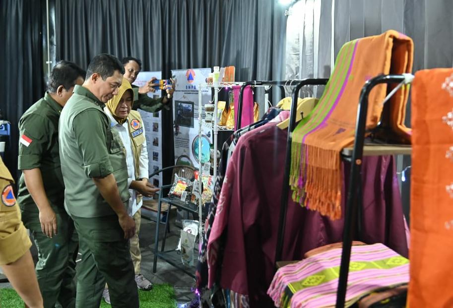Kepala BNPB Letjen TNI Suharyanto (rompi hijau kemeja hijau) mengunjungi stand hasil produk binaan pendampingan BNPB saat Rapat Koordinasi Penyelenggaraan Rehabilitasi dan Rekonstruksi wilayah Provinsi Jawa Barat di Kabupaten Subang, Jawa Barat, pada Kamis (24/8).
